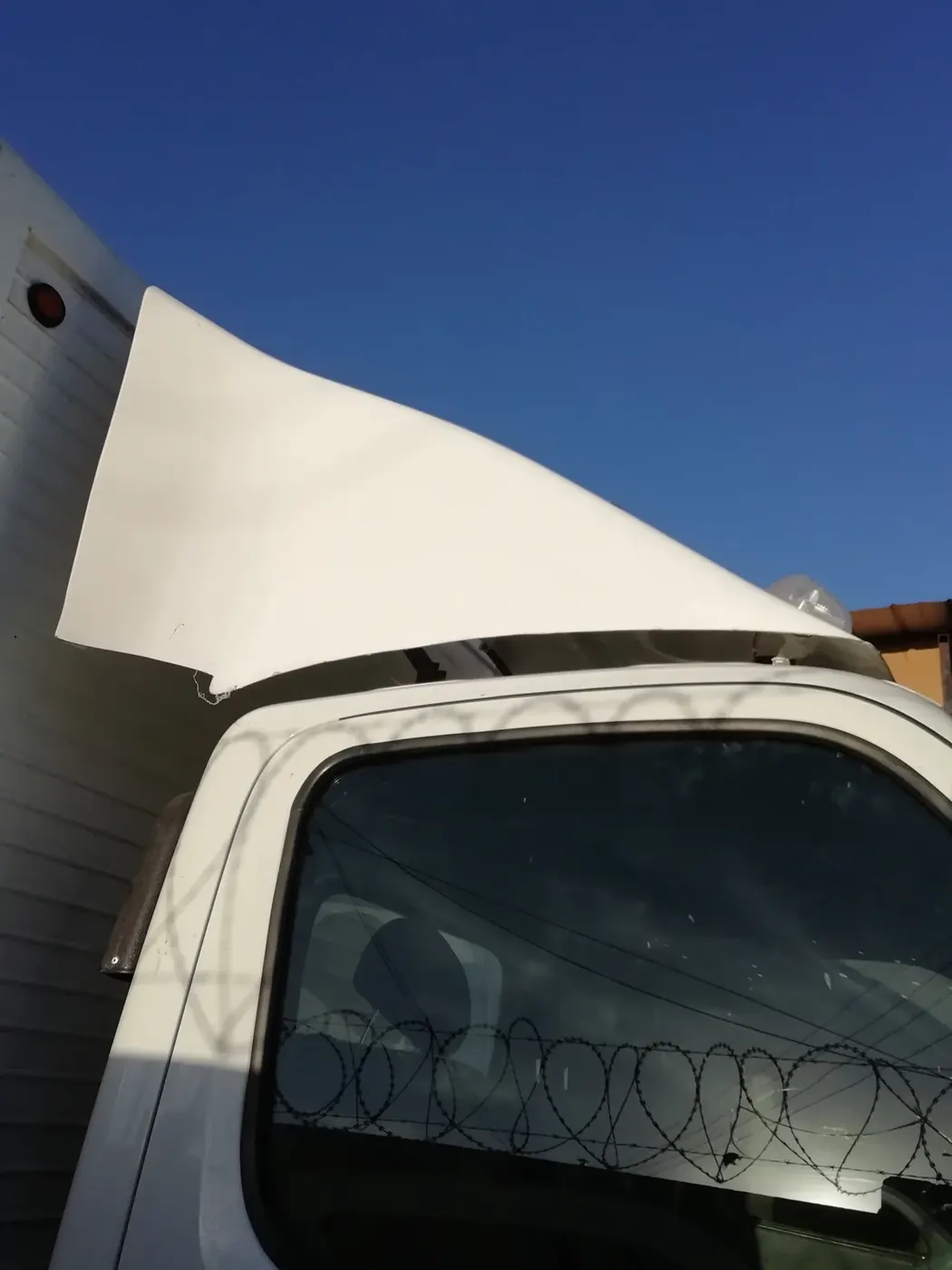 Spoiler cortaviento camión H100 FRP - GlobalFibra - 2