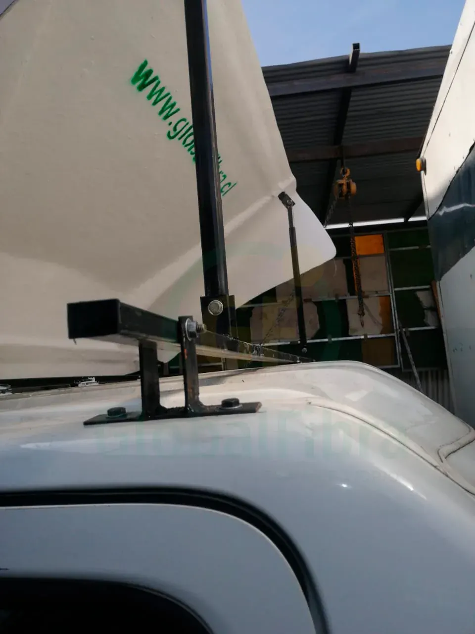 Spoiler cortaviento camión Hino FRP - GlobalFibra - 3