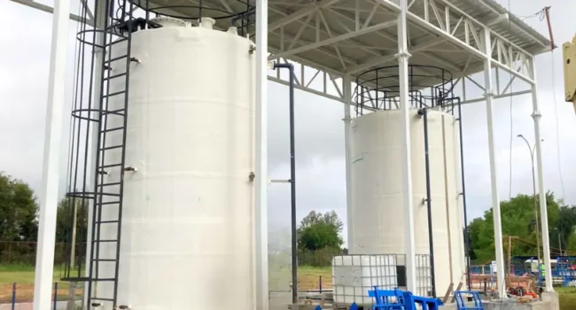 Estanque Vertical de Fibra de Vidrio GlobalFibra de 40.000 litros para tratamiento de químicos industriales.