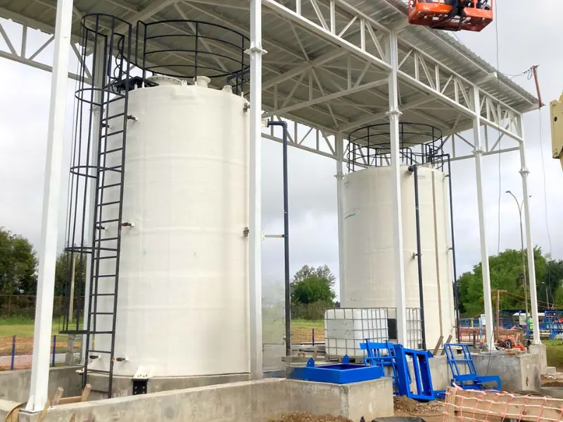 Estanque Vertical de Fibra de Vidrio GlobalFibra de 40.000 litros para tratamiento de químicos industriales.