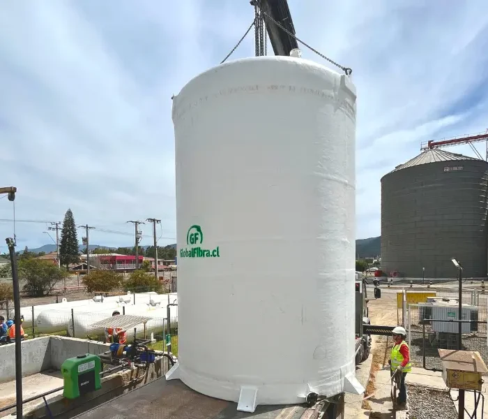 Estanque Vertical de Fibra de Vidrio (FRP) GlobalFibra de 30.000 litros para tratamiento de quimicos