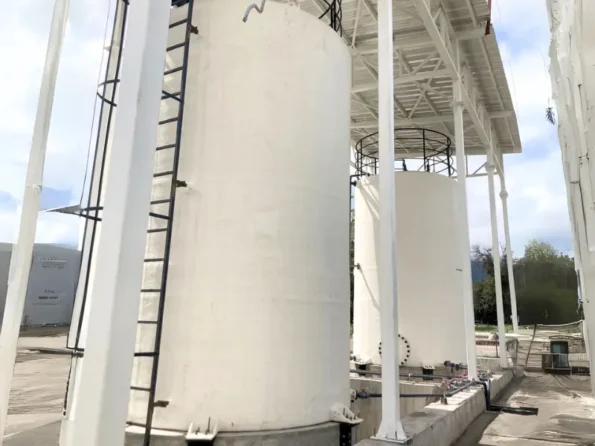 Estanque Vertical de Fibra de Vidrio hecho por GlobalFibra de 40.000 litros para almacenamiento de químicos.