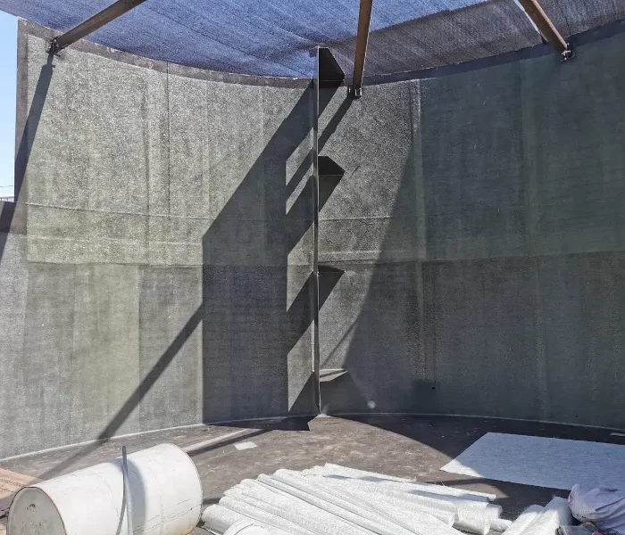 Revestimiento Industrial de Fibra de Vidrio GlobalFibra en superficie metálica para estanque estándar minero.